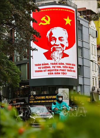 Màn hình LED cỡ lớn trên nhiều tuyến phố trình chiếu hình ảnh, biểu tượng chào mừng Đại hội đại biểu toàn quốc lần thứ XIV của Đảng. Ảnh: Thanh Tùng - TTXVN